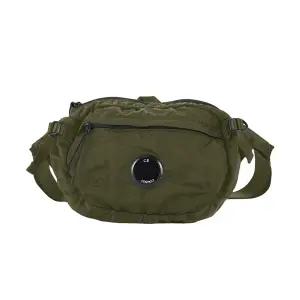 [CP컴퍼니] 남성 렌즈 와펜 힙색 가방(RCCMAC734A 005269G 683)