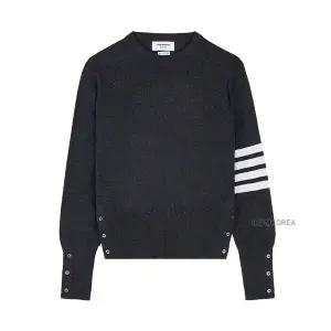 [톰브라운] FW25 남성 캐시미어 4바 니트 MKAS01A 00011 022