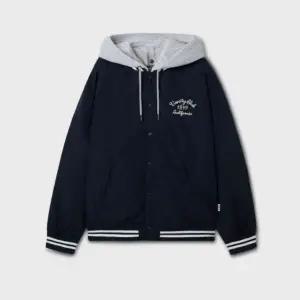 [롯데백화점]후아유 남녀공용 Hood Varsity Jumper WHJPF4T33U