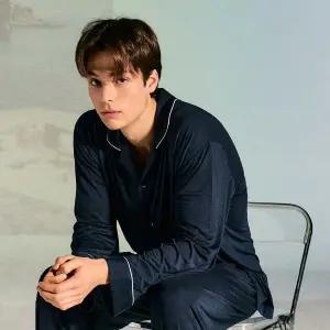 [롯데백화점]오르시떼 남성 D008 프리다네이비 긴소매 파자마 세트 OR26SMGED008