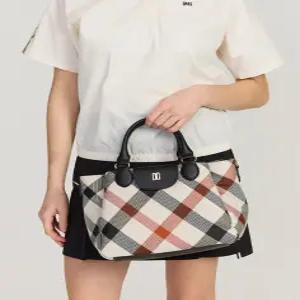 닥스 골프 여성 26SS [ONLINE EXCLUSIVE] 베이지 플랩 빅체크 자가드 토트백 DNGF6E905I2