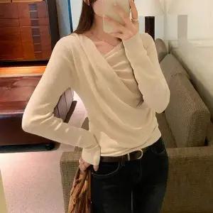 여성 AR39QC66 세미 크롭 슬림핏 사이드 셔링 니트 탑