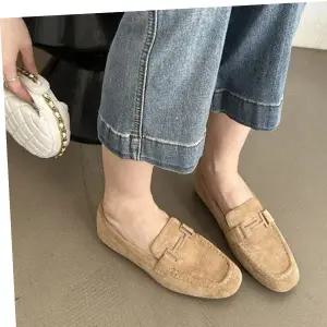 스웨이드 소재의 클래식 드라이빙 로퍼 5FWY