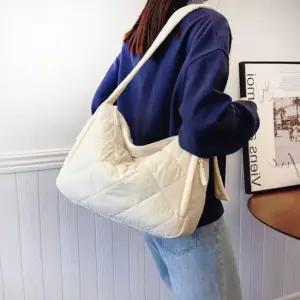 2컬러 부드러운 촉감 데일리 패딩 퀼팅 빅 크로스백 패딩가방 겨울가방 퀼팅가방