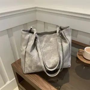 알마센 여성 숄더백 가방 대용량 출퇴근 엣지 숄더 체인 토트백 힛템