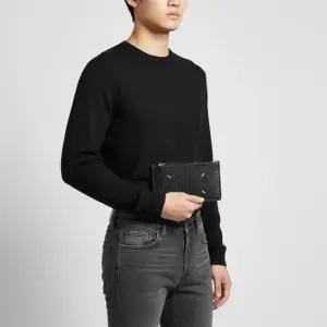 26SS 시그니처 스티치 지퍼포켓 지갑 S56UI0143 P4455 T8013)