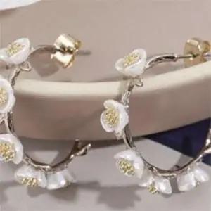 [다잇템]여자 U자형 귀걸이 액세서리 플라워패턴 귀걸이_P336070319