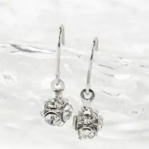 [다잇템]여자 큐빅 귀걸이 그런지 무드 고리형 귀걸이_P336688062