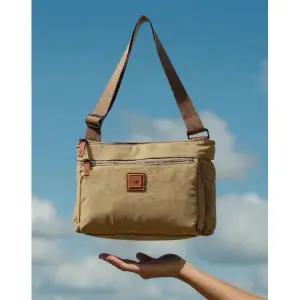 [롯데백화점]닥스 액세서리 [여행][AWAY] 카키 초경량 미니크로스백 DBBA6EG12