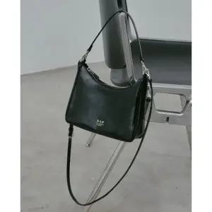 [갤러리아] [LAP]GLOSSY SHOULDER HOBO BAG (AS7AB221)