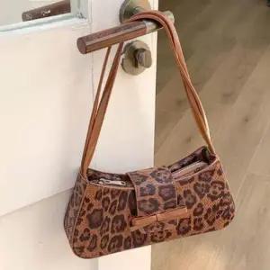 러블리 세련된 포멀한 스타일 매치 숄더백 호피 무늬