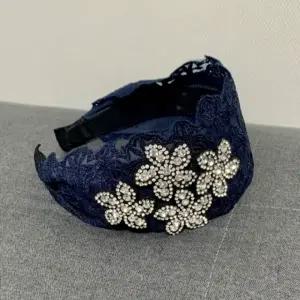 레이스 큐빅머리띠 헤어밴드 네이비 플라워 와이드