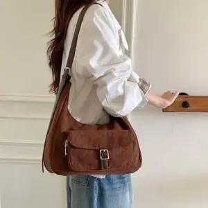 여자 전면 벨트 포켓 포인트 패션 스웨이드 소재 벨트 스트랩 숄더백