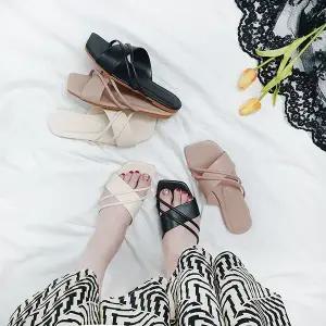 [디아]우디 스퀘어 세줄 언발 스트랩 슬리퍼 1cm