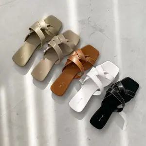 [디아]여성 스퀘어 가죽 꼬임 리본 장식 스티치 슬리퍼 1cm