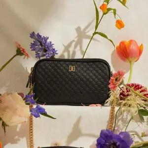 [닥스](강남점)DCWA5E517BK [LOUIS DD] 블랙 DD 로고패턴 가죽 미니크로스백