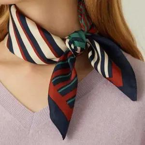 [헤지스](대구신세계)[SILK100%] 브라운 스트라이프 사각 실크 스카프 HIMU6E802W2