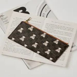 닥스 액세서리 26SS [DAKS BEAR] 브라운 패턴 소가죽 슬림 장지갑 DCHO6E791W3