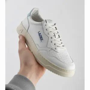 오트리 Reorder 메달리스트 로우 레더 스니커즈 (AULM LL64)