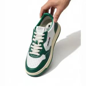 오트리 Reorder 메달리스트 로우 레더 스니커즈 (AULM WB03)