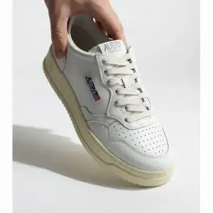 오트리 Reorder 메달리스트 로우 스니커즈 (AULM LL59)