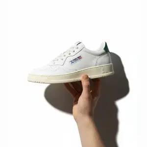 오트리 Reorder 메달리스트 로우 스니커즈 (AULM LL20)