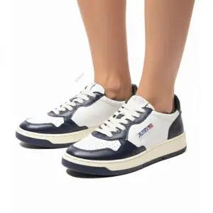 오트리 Reorder 메달리스트 로우 레더 스니커즈 (AULM WB04)