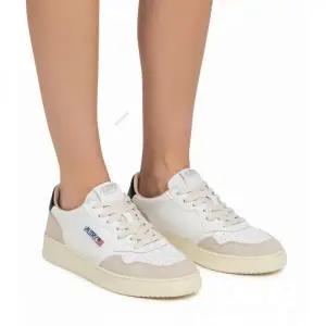 오트리 Reorder 레더 스웨이드 메달리스트 로우 스니커즈 (AULM LS28)