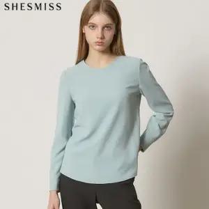SHESMISS)] 실키 텍스처 베이직 라운드넥 블라우스 택가격 158000원)