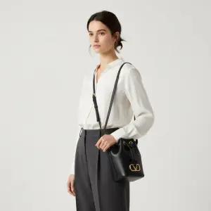 P0Z44 VNL 0NO 블랙 V로고 미니 버킷백 배송