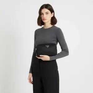 1NA021 2BQP F0002 포코노 삼각로고 파우치 배송