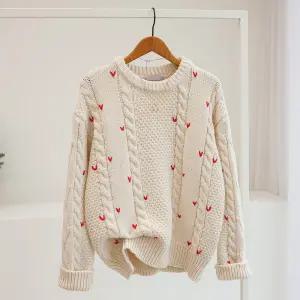 [잇수다] 샤다프 하트 자수 꽈배기 케이블 루즈핏 라운드 울 니트