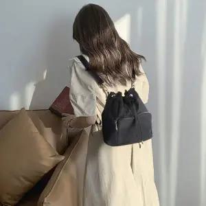 여성 PCE857J6 사각 앞 지퍼 캐주얼 스타일 크로스 백팩