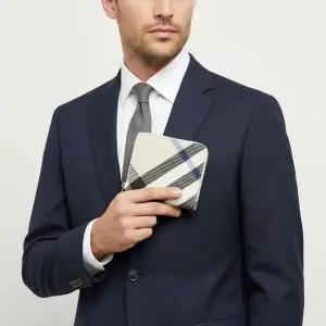 [버버리] 체크 지퍼 반지갑 화이트 150780047