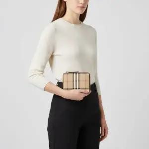 [버버리] 체크 바이폴드 지퍼 반지갑 8109807 152744813