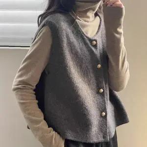 도톰한 울혼방 여성 금장단추 니트 베스트 조끼 데일리 오피스룩 캐주얼 가을겨울