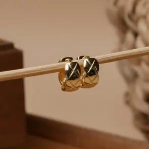 써지컬 제니 김고은 고윤정 차무희 샤 귀걸이 링 써지컬스틸 원터치 레이디두아 신혜선 볼드 여성 퀼팅 코코 크러쉬 여자 이어링 반지 목걸이 팔찌 이어커프 뱅글 크러시 퀄팅