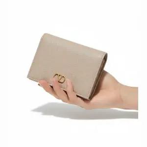 발렌티노 25FW V 로고 시그니처 지갑 (7W0P0AJ3 SNP WRP / 7W2P0AJ3 WRP)