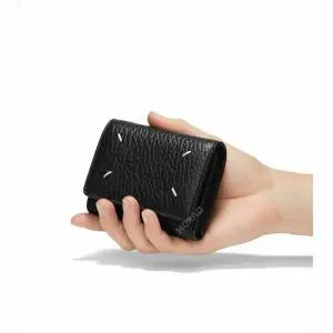 메종 마르지엘라 26SS 시그니처 스티치 폴드 중지갑 (SA3UI0010 P4455 T8013)