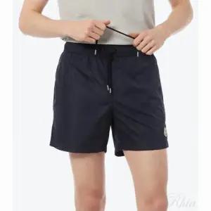 [몽클레르] 로고 패치 스윔 쇼츠 153094808