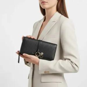 SS25 여성 로고 참 레이스 장지갑 CHC21WP942F57 001