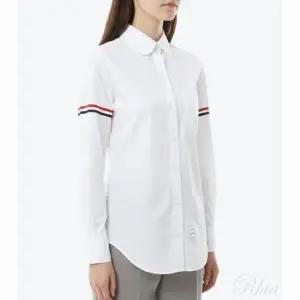 [톰브라운] 화이트 클래식 라운드 카라 셔츠 FLL019E 03113 100 153194659