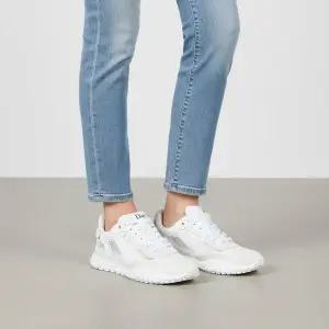 [DIOR]디올 테크 스웨이드 레더 스니커즈 화이트 베이지 KCK504SAC 10W 153263501