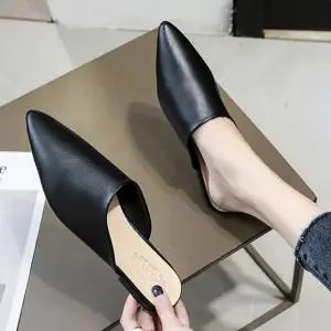 세미프렌치룩 뾰족코 스틸레토 블로퍼 슬리퍼