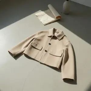 주크 정상가 499,000 니트 배색 크롭 코트 Z254MSG503