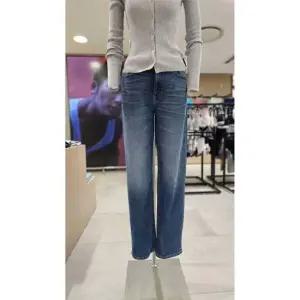 캘빈클라인 여성 90S 스트레이트핏 미드블루 데님 팬츠(47D813G-1EX) 393480