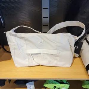 언더아머 UA 스튜디오 슬라우치 더플 1384461-279