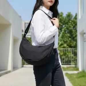 대학생 데일리 반달 크로스백 호보백 가죽가방 숄더 하프문 여성 캔버스 캐주얼 여행용 가벼운 라운드 소가