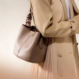 [패션] 텍스처 라운드 쉐입으로 완성된 데일리 버킷백 5FW