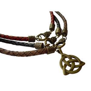 앤티크 브론즈 톤의 트리케트라 펜던트가 달린 남성 가죽 땋은 목걸이